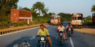 India nu-i ca Romania: regii asfaltului dau bani ca sa castige contracte si construiesc 2 km de autostrada/zi