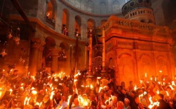 Lumina Sfanta de la Ierusalim ajunge in jurul orei 19.00 in Romania. Este adusa de o delegatie a BOR