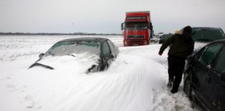 Pentru soferii inzapeziti: sunati la asiguratori inainte de a abandona masina!