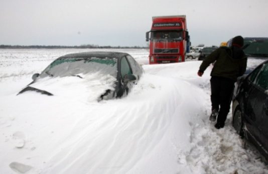 Pentru soferii inzapeziti: sunati la asiguratori inainte de a abandona masina!