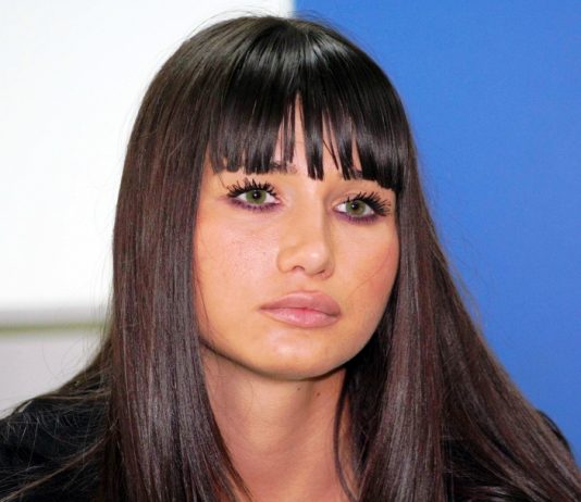 Elena Basescu va renunta la modeling in favoarea politicii