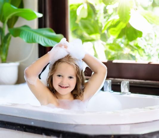 Cand ar trebui copilul meu sa faca baie singur?