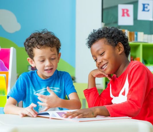 Cum sa ajuti copiii imigranti sa se integreze intr-o tara noua?