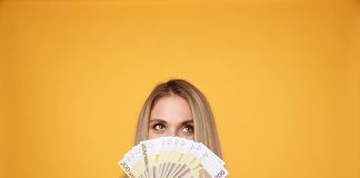 Heylux Iași te învață cum să faci bani ca model de videochat. Și apoi, cum să-i investești