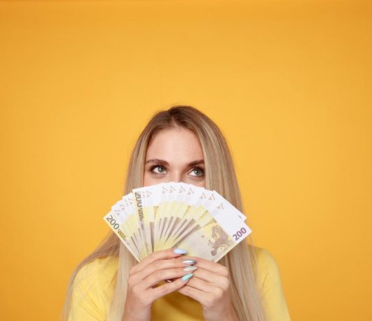 Heylux Iași te învață cum să faci bani ca model de videochat. Și apoi, cum să-i investești