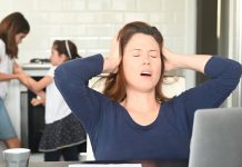 Multi dintre noi accepta munca de acasa, dar universitatile arata pericolele sale pentru cariera femeilor