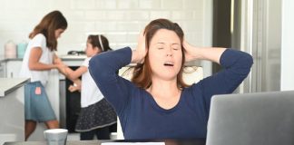 Multi dintre noi accepta munca de acasa, dar universitatile arata pericolele sale pentru cariera femeilor