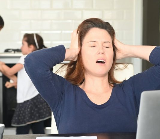 Multi dintre noi accepta munca de acasa, dar universitatile arata pericolele sale pentru cariera femeilor