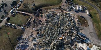 O fabrica de lumanari, epicentrul tragediei valului de tornade din Kentucky