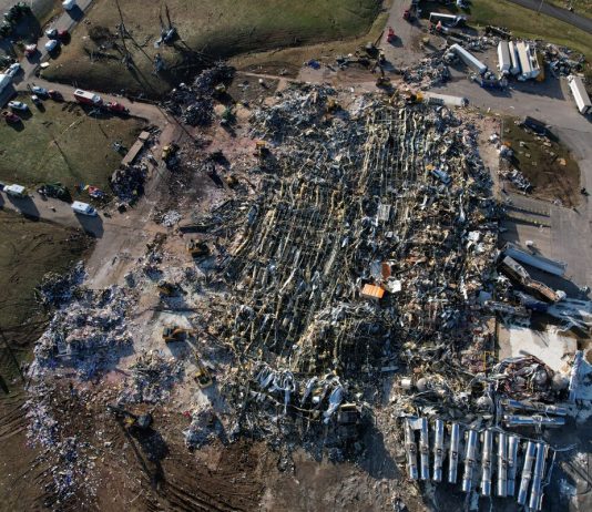 O fabrica de lumanari, epicentrul tragediei valului de tornade din Kentucky