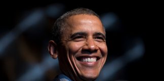 Obama glumeste despre purtarea bretonului si despre munca pentru Spielberg
