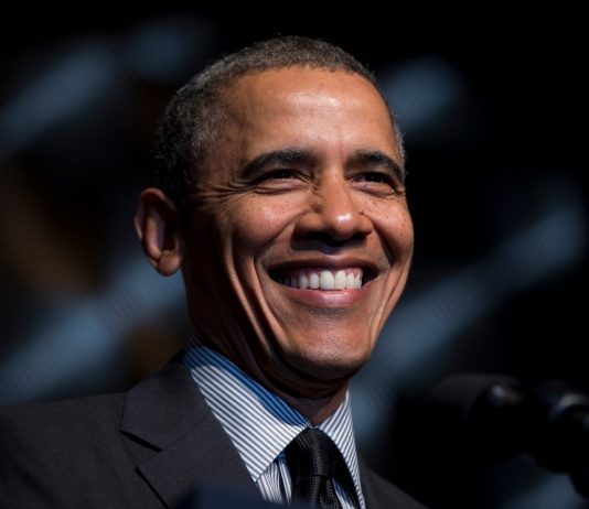 Obama glumeste despre purtarea bretonului si despre munca pentru Spielberg
