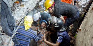 Supravietuitorii tragediei din Bangladesh isi cer salariile