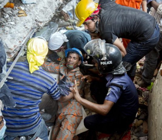 Supravietuitorii tragediei din Bangladesh isi cer salariile