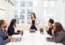 Esti invitat la un eveniment business? 5 idei de tinute