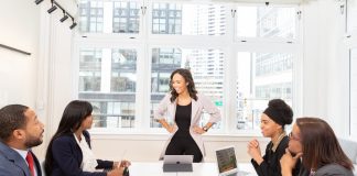 Esti invitat la un eveniment business? 5 idei de tinute