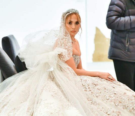 Toate rochiile de mireasa pe care JLo le-a purtat in viata reala si pe ecran