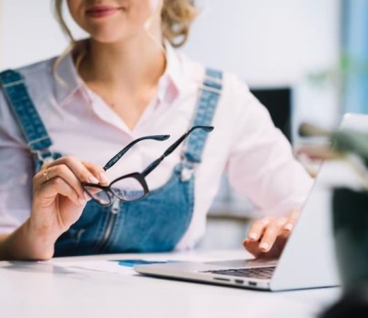 4 sfaturi pentru purtarea corecta a ochelarilor de vedere