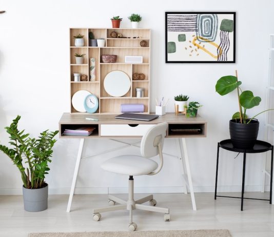 Cum să îți transformi biroul de acasă într-un spațiu productiv și plăcut: 5 soluții