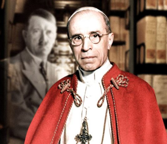 Papa Pius al XII-lea aparat de Vatican in timpul unei conferinte ce onoreaza victimele israeliene