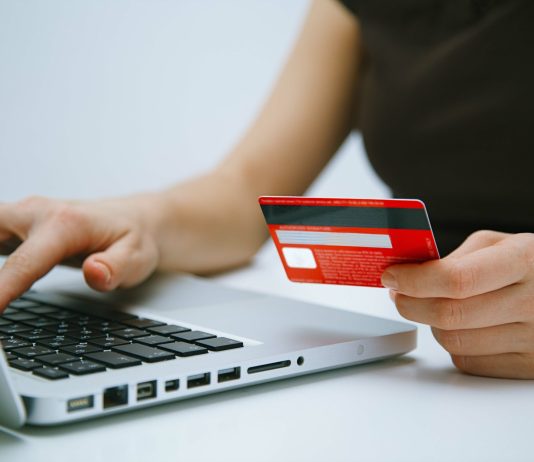 „Cumparati acum, platiti mai tarziu” modalitatea de cumparare pe care tinerii o folosesc pentru lucrurile esentiale de zi cu zi