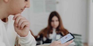 A avea o relatie apropiata cu cineva doar prin intermediul retelelor de socializare este infidelitate?