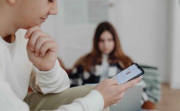 A avea o relatie apropiata cu cineva doar prin intermediul retelelor de socializare este infidelitate?