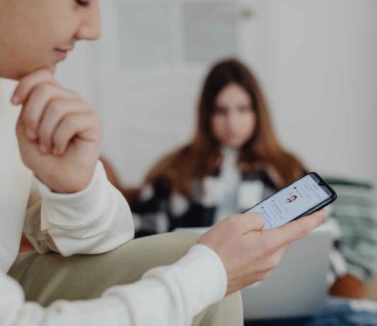 A avea o relatie apropiata cu cineva doar prin intermediul retelelor de socializare este infidelitate?